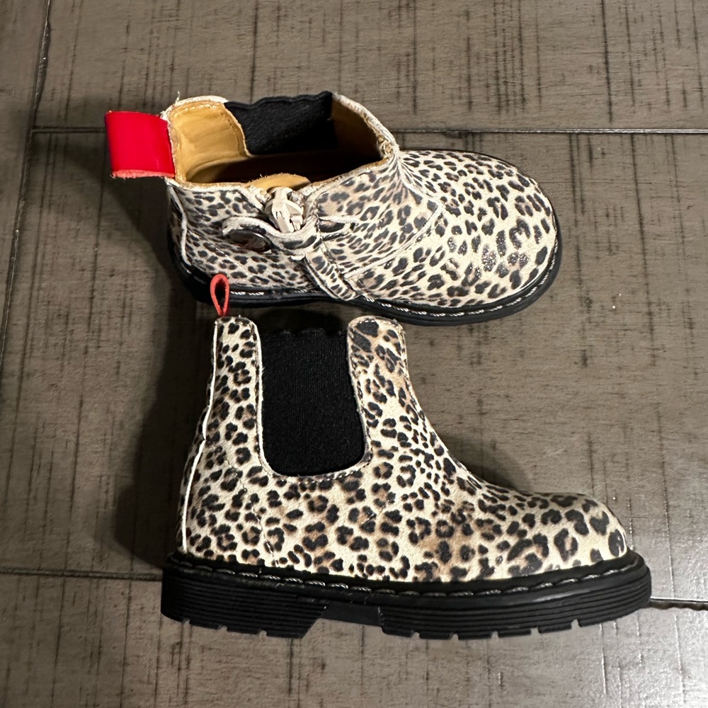 Zecchino D’oro ankle boots. Leopard print. Made in Italy.